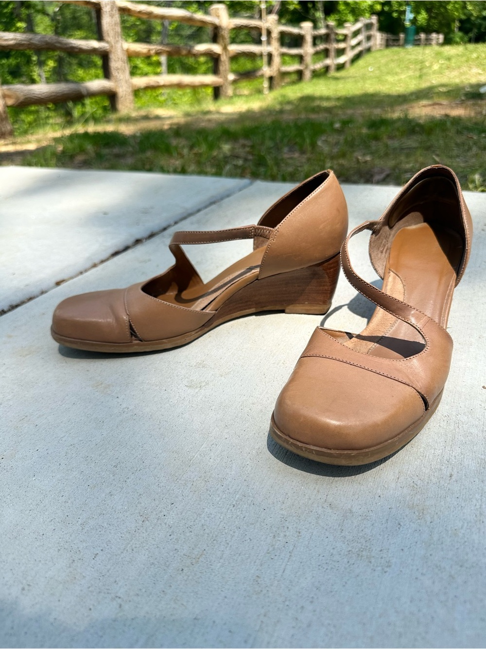 VINTAGE Women’s Tan Leather Wedge Mary Jane Pumps